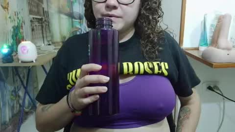 Snapshot of curly_greeneyed chatting on May 15, 3:57 am Vannesa online show from May 15, 3:57 am