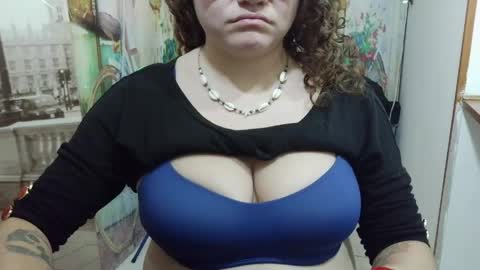 Snapshot of curly_greeneyed chatting on May 20, 4:40 am Vannesa online show from May 20, 4:40 am