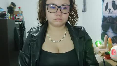 Snapshot of curly_greeneyed chatting on May 30, 1:03 am Vannesa online show from May 30, 1:03 am