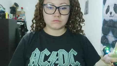 Snapshot of curly_greeneyed chatting on June 8, 5:08 am Vannesa online show from June 8, 5:08 am
