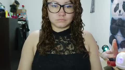 Snapshot of curly_greeneyed chatting on June 9, 11:05 pm Vannesa online show from June 9, 11:05 pm