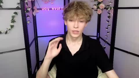 Snapshot of curly_twinkboy chatting on July 18, 8:45 pm curly_twinkboy online show from July 18, 8:45 pm