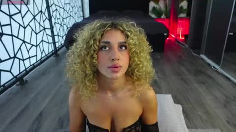 Snapshot of curlyanto chatting on June 17, 10:39 am Antonia online show from June 17, 10:39 am
