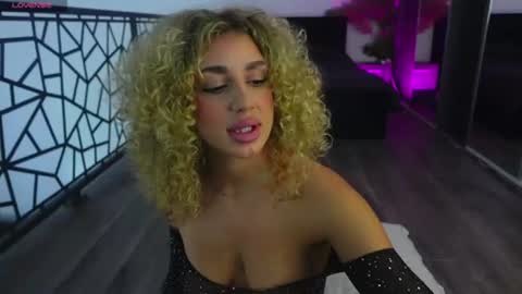 Snapshot of curlyanto chatting on July 4, 9:26 am Antonia online show from July 4, 9:26 am