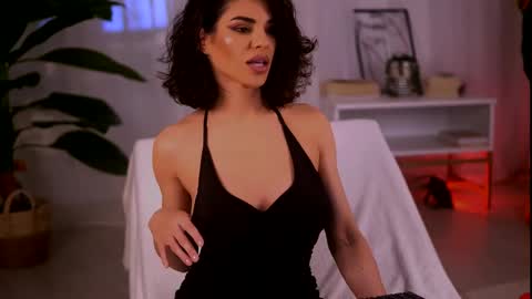 Snapshot of curvedlizzie chatting on May 22, 10:37 pm curvedlizzie online show from May 22, 10:37 pm