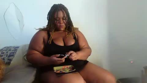 Snapshot of curvybcelinemixe chatting on December 31, 2:19 am Cline  online show from December 31, 2:19 am