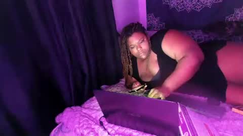 Snapshot of curvybcelinemixe chatting on February 19, 3:39 am Cline  online show from February 19, 3:39 am