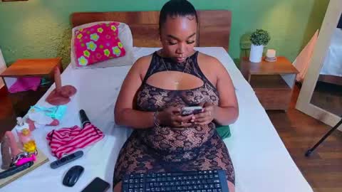Snapshot of curvyebonyy_ chatting on April 25, 12:57 am Danna online show from April 25, 12:57 am