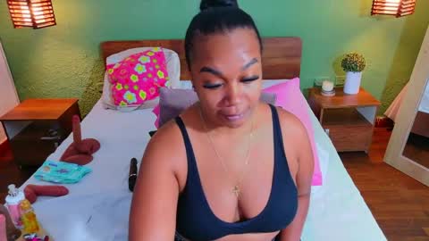 Snapshot of curvyebonyy_ chatting on May 8, 7:08 pm Danna online show from May 8, 7:08 pm