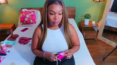 Snapshot of curvyebonyy_ chatting on May 25, 6:36 pm Danna online show from May 25, 6:36 pm