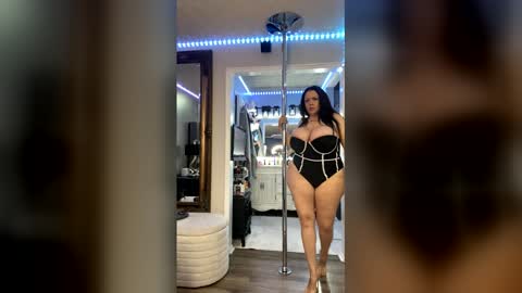 curvyfunlover online show from June 10, 9:30 am