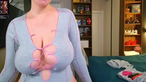 Snapshot of curvyjules69 chatting on December 8, 6:22 am CurvyJules online show from December 8, 6:22 am