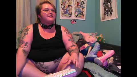 Snapshot of custommuffin chatting on May 11, 4:51 am Roshietank online show from May 11, 4:51 am