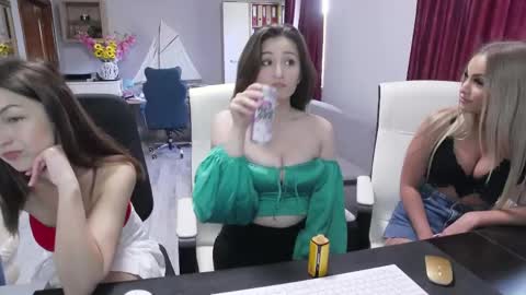 Snapshot of cute00kiara chatting on May 21, 6:53 am and follow twittercute00kiara2 online show from May 21, 6:53 am
