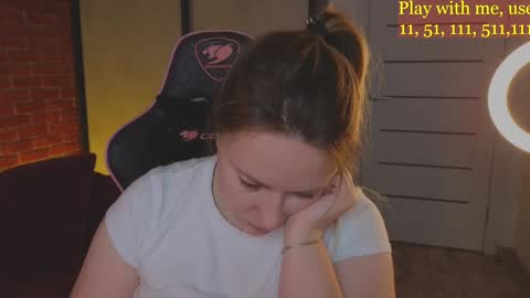 Snapshot of cute_darina chatting on December 4, 4:43 am Everyday stream in the same time online show from December 4, 4:43 am