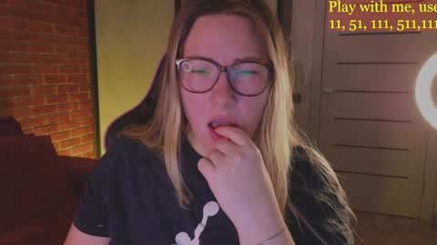 Snapshot of cute_darina chatting on December 12, 1:43 am Everyday stream in the same time online show from December 12, 1:43 am