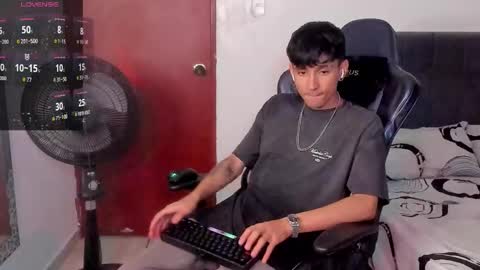 Snapshot of cute_diego_ chatting on November 21, 11:25 pm Diego online show from November 21, 11:25 pm