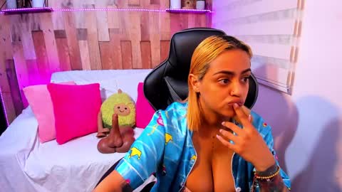    Independent Model online show from January 11, 11:13 pm