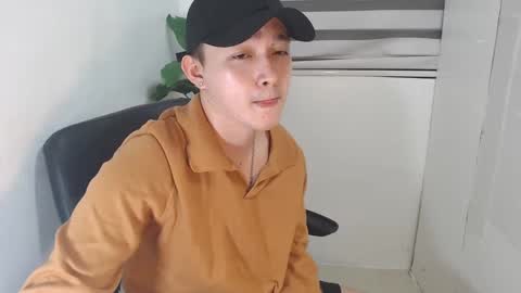 Snapshot of cute_enzo24 chatting on December 4, 5:49 am cute_enzo24 online show from December 4, 5:49 am
