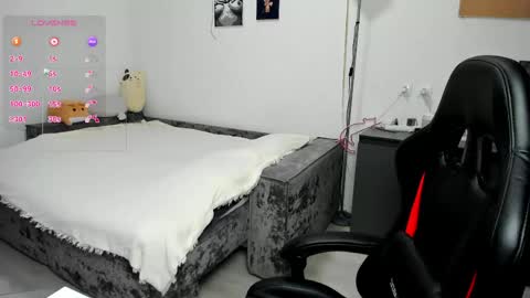 Snapshot of cute_little_ass chatting on April 30, 9:04 am Emily online show from April 30, 9:04 am
