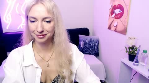 Snapshot of cute_smile_shy chatting on June 6, 10:25 pm cute_smile_shy online show from June 6, 10:25 pm