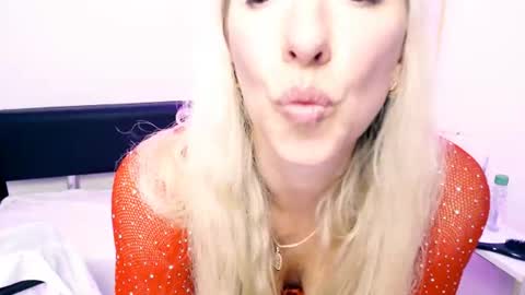 Snapshot of cute_smile_shy chatting on June 26, 11:09 pm cute_smile_shy online show from June 26, 11:09 pm