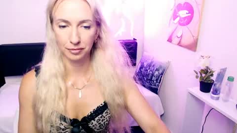 Snapshot of cute_smile_shy chatting on June 30, 9:27 pm cute_smile_shy online show from June 30, 9:27 pm