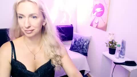 Snapshot of cute_smile_shy chatting on July 11, 9:49 pm cute_smile_shy online show from July 11, 9:49 pm
