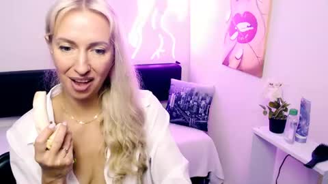 Snapshot of cute_smile_shy chatting on July 12, 9:55 am cute_smile_shy online show from July 12, 9:55 am
