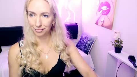 Snapshot of cute_smile_shy chatting on July 13, 9:39 pm cute_smile_shy online show from July 13, 9:39 pm