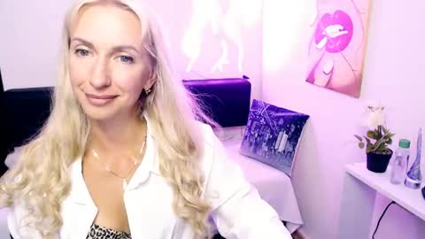 Snapshot of cute_smile_shy chatting on July 24, 10:30 pm cute_smile_shy online show from July 24, 10:30 pm