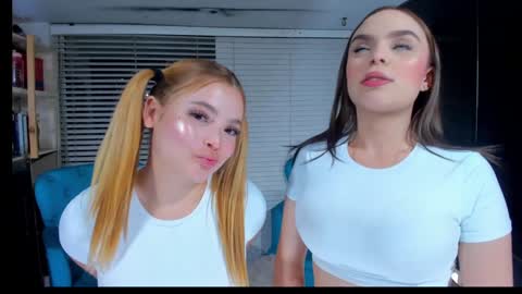 Snapshot of cuteanddesesperate chatting on January 10, 12:27 am WANNA SEE MORE OF TWINS online show from January 10, 12:27 am