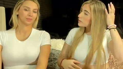 Snapshot of cuteanddesesperate chatting on May 16, 3:14 am WANNA SEE MORE OF TWINS online show from May 16, 3:14 am