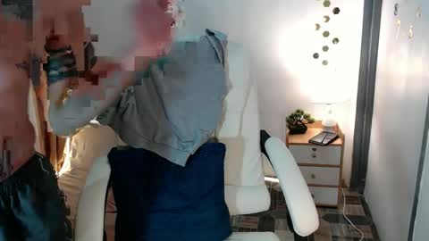 Snapshot of cuteasiancock98 chatting on January 24, 12:10 pm Steph online show from January 24, 12:10 pm