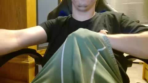 Snapshot of cuteboy090 chatting on June 1, 8:32 pm Cuteboy090 online show from June 1, 8:32 pm