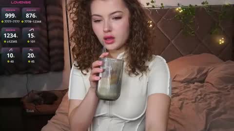 Snapshot of cutecurlysue chatting on February 18, 9:11 pm Dasha online show from February 18, 9:11 pm