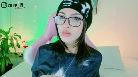 Snapshot of cuteezoe chatting on May 1, 4:06 am Zoe online show from May 1, 4:06 am