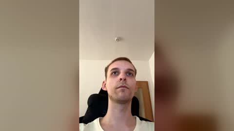 cuteguyy2001 online show from April 17, 12:30 pm