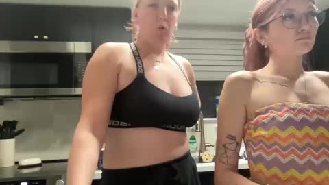 Snapshot of cutey_kiwi chatting on October 18, 4:04 am Cutey kiwi online show from October 18, 4:04 am