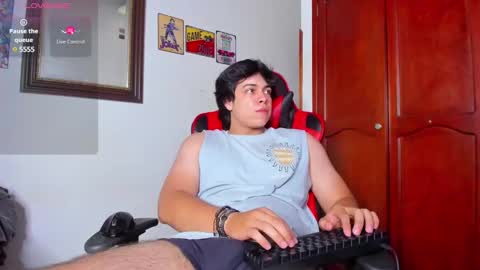 Snapshot of cuteznowyy chatting on December 9, 9:37 pm Ask me online show from December 9, 9:37 pm