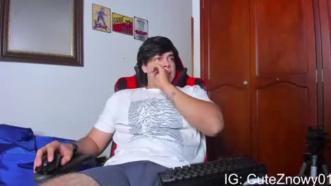 Snapshot of cuteznowyy chatting on February 6, 12:33 am Ask me online show from February 6, 12:33 am