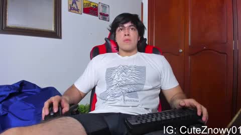 Snapshot of cuteznowyy chatting on February 11, 10:50 pm Ask me online show from February 11, 10:50 pm