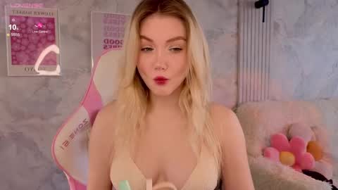 Snapshot of cutie_angels chatting on May 1, 4:06 am HelloMy name Eva online show from May 1, 4:06 am