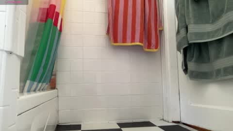 Snapshot of cutie_boy97 chatting on June 5, 5:29 pm biddy online show from June 5, 5:29 pm