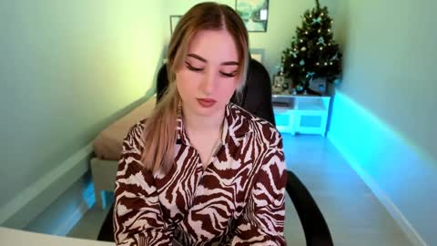  Your Louise  follow me  online show from January 9, 9:05 pm