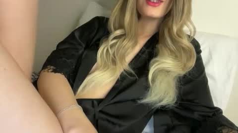 Snapshot of cutie_n111 chatting on April 7, 5:19 am Call me cutie online show from April 7, 5:19 am