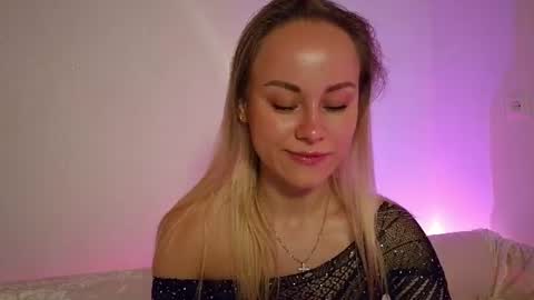 Snapshot of cutie_xoxo_ chatting on June 18, 8:13 pm cutie_xoxo_ online show from June 18, 8:13 pm