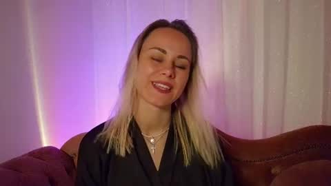 Snapshot of cutie_xoxo_ chatting on July 21, 9:00 am cutie_xoxo_ online show from July 21, 9:00 am