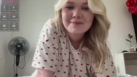 Snapshot of cutiejulie_ chatting on May 13, 6:22 am Julie online show from May 13, 6:22 am