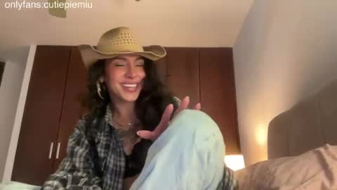Snapshot of cutiepiemiu chatting on June 25, 5:23 am cutiepiemiu - online show from June 25, 5:23 am